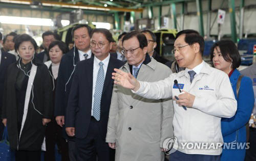 이해찬 더불어민주당 대표 등 지도부가 20일 오전 경남 사천 한국항공우주산업(KAI)에서 열린 현장 최고위원회의 종료 후 KAI 생산 라인을 둘러보고 있다. 연합뉴스