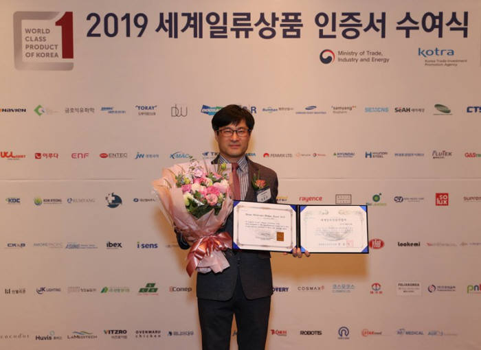 21일 서울 중구 롯데호텔에서 열린 2019 세계일류상품 인증서 수여식에서 아모레퍼시픽 기술연구원 박영호 연구원장이 기념촬영을 하고 있다.