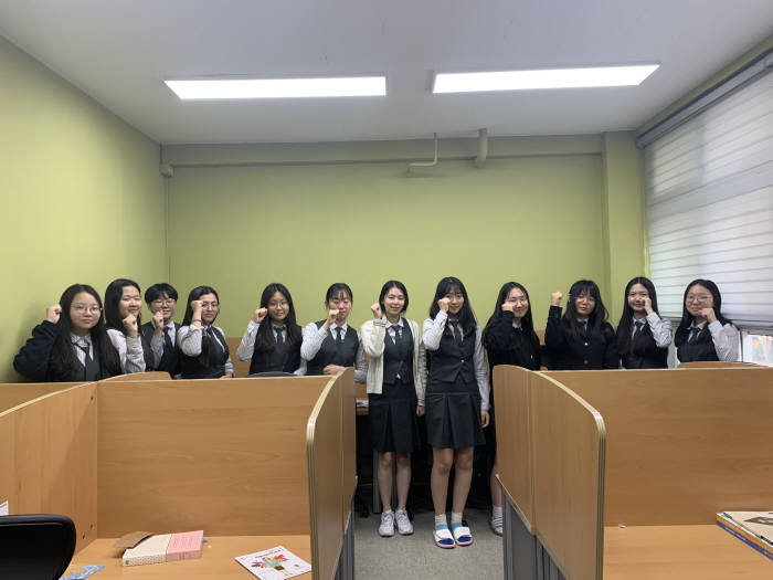 경북여자상업고는 경영 및 금융 분야 교육에서 차별화된 경쟁력을 갖췄다. 공무원반 학생들의 모습.