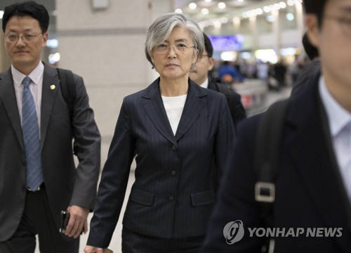 강경화 외교부 장관이 주요 20개국(G20) 외교장관회의 참석차 일본을 방문한 뒤 23일 오후 인천국제공항을 통해 귀국하고 있다. 연합뉴스