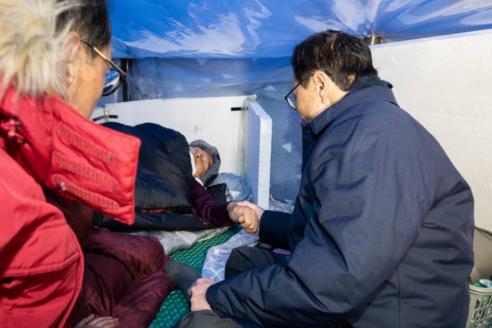 이해찬 더불어민주당 대표가 25일 서울 종로구 청와대 분수대 앞에서 엿새째 단식 중인 황교안 자유한국당 대표를 찾아 만나고 있다. <연합뉴스>