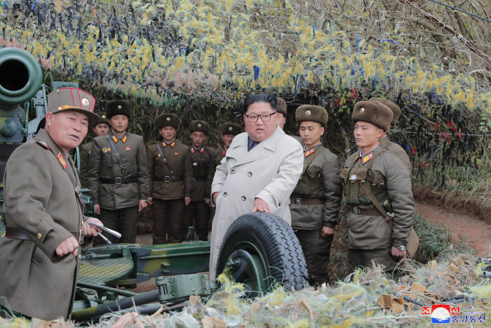 김정은 북한 국무위원장이 서부전선에 위치한 창린도 방어대를 시찰했다고 조선중앙통신이 25일 이 사진을 보도했다. 촬영 날짜는 밝히지 않았다. 연합뉴스