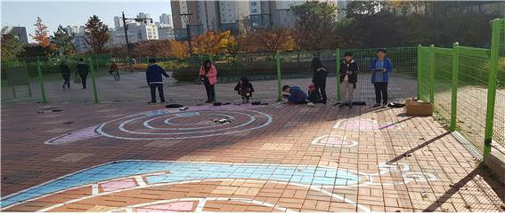 내포초 학생들이 SW교육 활동으로 드론 날리기를 하고 있다.