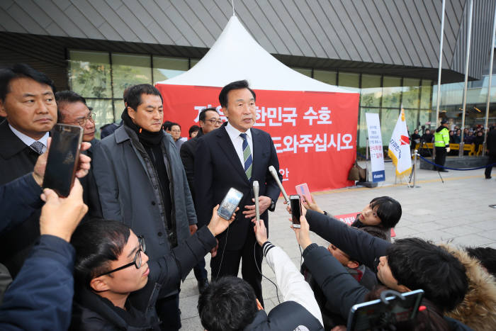 손학규 바른미래당 대표가 26일 청와대 분수대 인근 천막에서 단식농성 중인 황교안 자유한국당 대표를 방문한 뒤 취재진의 질문에 답하고 있다. <연합뉴스>