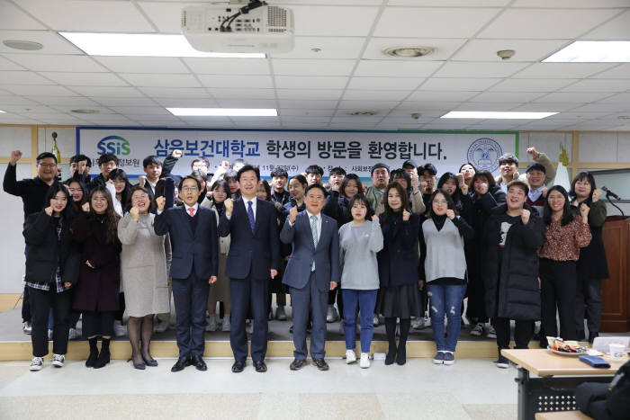 27일 서울 중구 사회보장정보원을 방문한 삼육보건대학교 학생과 임희택 사회보장정보원장(첫째줄 왼쪽 여섯 번째) 등 관계자가 기념촬영했다.