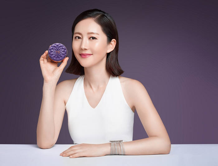 TR 신제품을 들고있는 배우 염정아