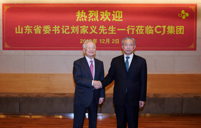 손경식 CJ그룹 회장(왼쪽)과 류자이 중국 산동성 당위원회 서기.