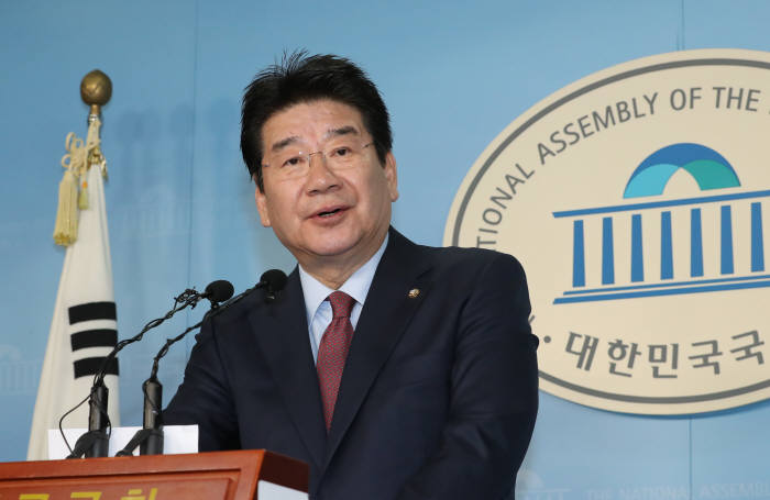 자유한국당 강석호 의원이 3일 오전 서울 여의도 국회 정론관에서 기자회견을 열고 원내대표 경선 출마를 선언하고 있다. 연합뉴스