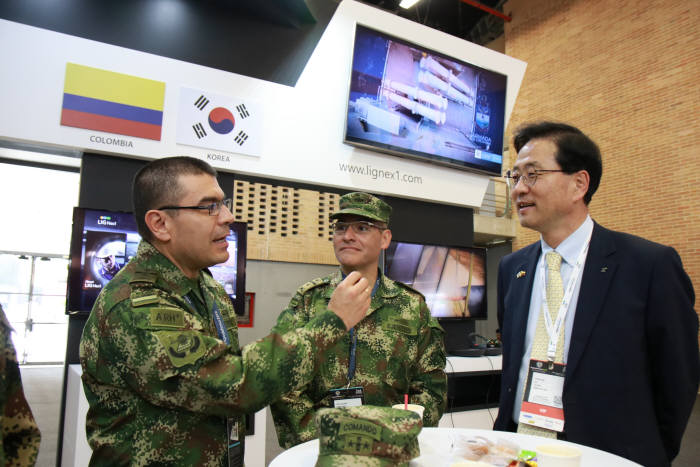 콜롬비아 보고타에서 진행 중인 국제 방산 전시회 EXPO DEFENSA 2019에 방문한 해외 군 관계자가 LIG넥스원의 무기체계에 대한 설명을 듣고 있다.