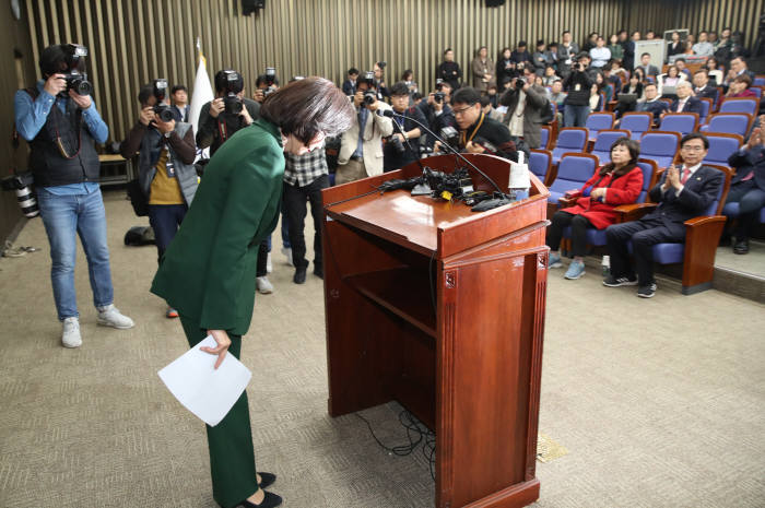 나경원 자유한국당 원내대표가 4일 오전 서울 여의도 국회에서 열린 의원총회에서 발언을 마친 후 인사하고 있다.<연합뉴스>