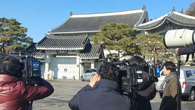 검찰, '유재수 감찰 무마 의혹' 靑 비서실 압수수색…靑 “성실 협조했으나 유감