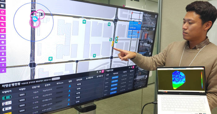LG유플러스 관계자가 정밀한 위치확인이 가능한 자율주행 관제화면을 살펴보는 모습.
