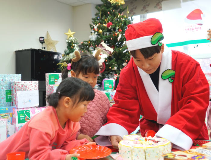 크리에이터 도티(본명 나희선)가 2019 초록우산 산타원정대 산타로 변신해 경기도 화성시 소재 무연고 아동 시설을 방문했다.