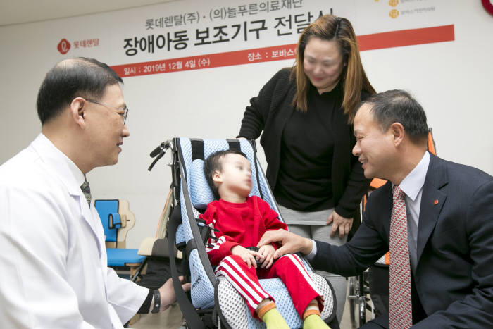 롯데렌탈이 지난 4일 경기 용인 보바스어린이의원에서 이동 보조기구를 전하는 후원 물품 전달식을 진행했다.