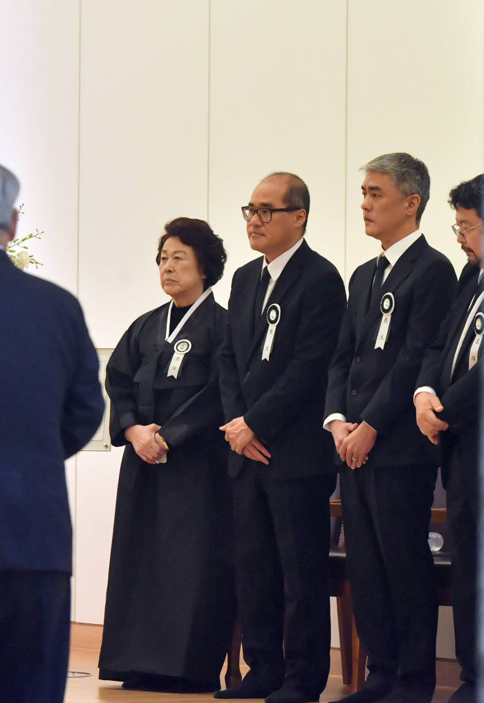 조문객 맞이하는 부인 정희자 여사와 유족들