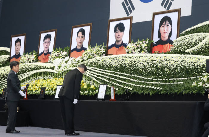 문재인 대통령, 독도 해역 헬기 추락사고 순직 소방항공대원 합동영결식 참석