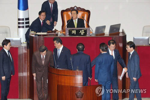 이낙연 국무총리가 10일 국회 본회의에서 한국당 의원들이 문희상 의장에게 예산안 가결에 항의하는 동안 정부측 인사를 하고 있다. 연합뉴스