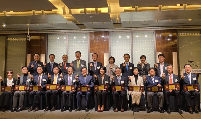 10일 서울 소공로 웨스틴조선호텔에서 열린 올해의 CIO 시상식 행사에서 수상자와 한국정보산업연합회 등 행사 관계자 등이 손가락 하트를 만들어 포즈를 취하고 있다. 박종진기자 truth@