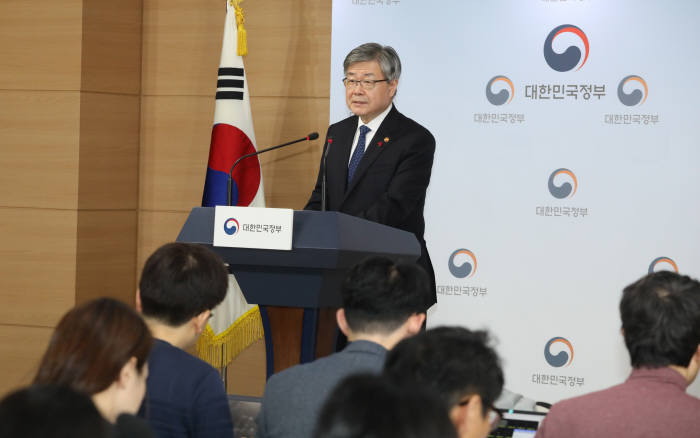 이재갑 고용노동부 장관이 11일 오전 서울 종로구 정부서울청사에서 열린 주52시간제 현장 안착을 위한 보완대책을 발표하고 있다. 연합뉴스