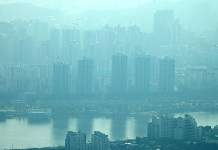 서울 강남 일대가 미세먼지로 뿌옇게 뒤덮여 있다. 김동욱기자 gphoto@etnews.com