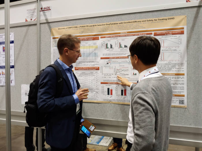 9일 미국 올랜도에서 열린 2019 미국 혈액학회 연례 학술대회에서 대웅제약 관계자가 포스터 발표를 통해 차세대 자가면역질환 치료제 DWP213388에 대한 연구결과를 설명하고 있다.