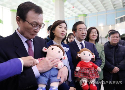 이해찬 더불어민주당 대표(왼쪽)가 12일 서울 서초구 AI 양재허브에서 열린 창업 활성화를 위한 청년과 대화에서 AI 기반 감성형 돌봄 토이를 만져보고 있다. 연합뉴스