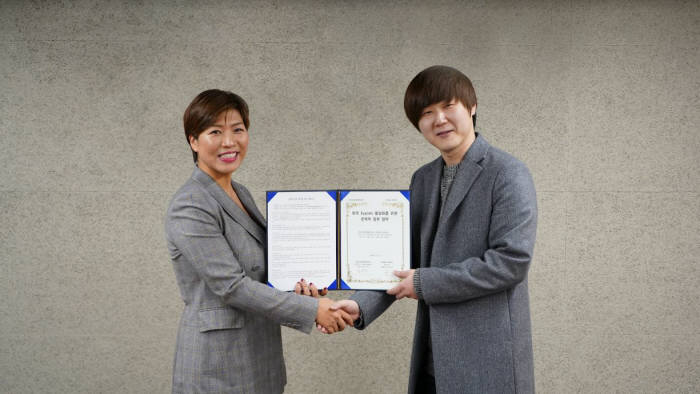 홍수정 유비소프트 엔터테인먼트 한국대표와 최상락 오피지지 대표가 MOU를 체결했다
