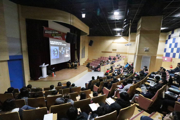 국립광주과학관은 국가핵융합연구소와 공동으로 14일 미래 녹색에너지원으로 주목받고 있는 핵융합 에너지를 쉽고 재미있게 알리기 위한 핵융합 토크 콘서트를 성황리에 개최했다.