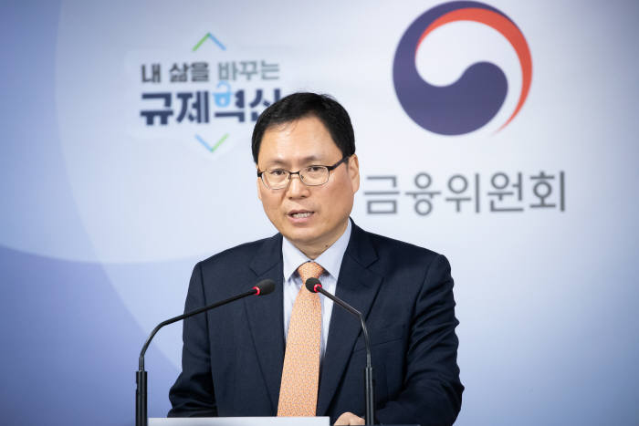 윤창호 금융위 금융산업국장이 16일 정부서울청사 합동브리핑실에서 인터넷전문은행 예비인가 심사결과를 발표하고 있다.