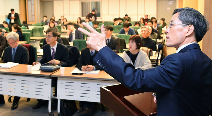 AI산업발전을 위한 저작권 법령 개선 방안은 더불어민주당 이상민, 강병원 의원이 주최하고 전자신문, 서울대 기술과법센터가 주관한 AI산업발전을 위한 저작권 법령 개선 토론회가 9일 서울 여의도 국회의원회관에서 열렸다. 정상조 서울대 법대 교수가 인공지능 시대의 저작권법 과제를 주제로 발제하고 있다. 정상조 서울대 법대 교수가 패널토론에서 나온 질문에 답하고 있다. 이동근기자 foto@etnews.com