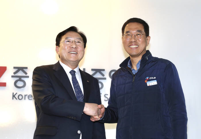 김기문 중소기업중앙회장(왼쪽)과 김주영 한국노총 위원장이 16일 서울 여의도 중소기업중앙회에서 열린 간담회서 악수를 나누고 있다.