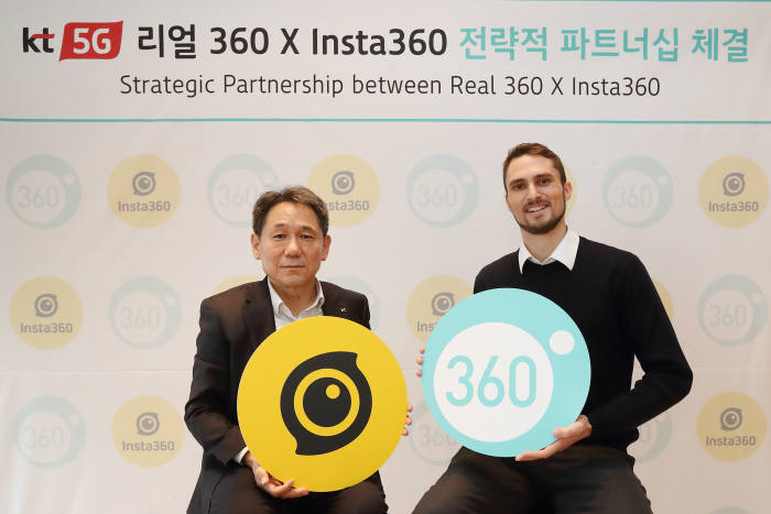 이필재 KT 마케팅부문장(왼쪽)과 일라이 맥키넌(Eli MacKinnon) 인스타360 최고전략책임자(CSO) 가 업무협약을 맺고 있다.