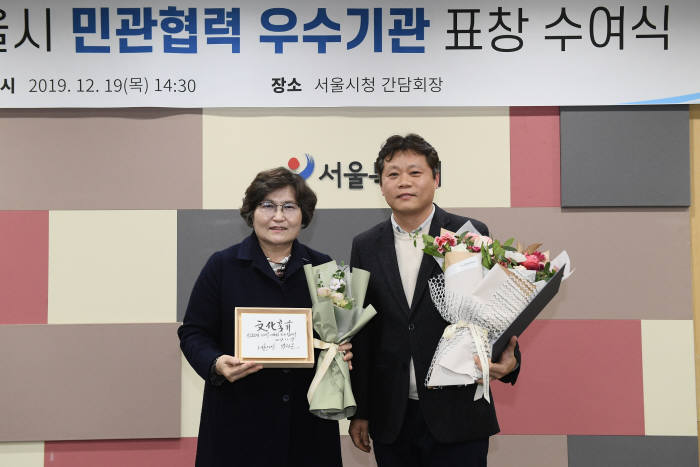 오세찬 GS홈쇼핑 기업문화팀장(오른쪽)과 문미란 서울시 정무부시장