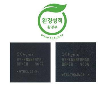 SK하이닉스가 환경부에게 환경성적표지 인증을 받은 10나노급 LPDDR4 D램(왼쪽)과 6Gb LPDDR4 8Gb LPDDR4 제품. <사진=SK하이닉스>