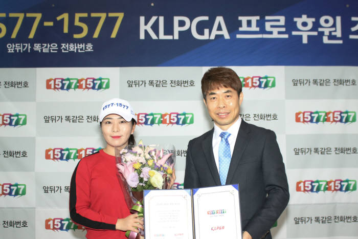 이달 19일 김동근 코리아드라이브 대표(사진 오른쪽)와 KLPGA 홍주연 프로는 코리아드라이브 임직원들이 참석한 가운데 후원 조인식을 가졌다.