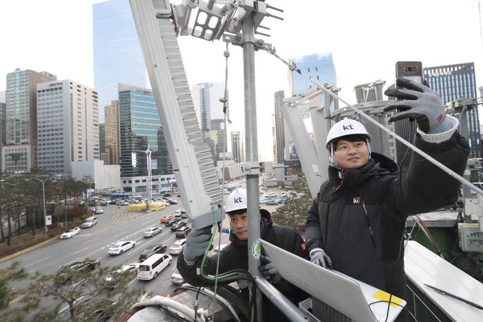 KT 네트워크부문 직원이 서울 강남대로 인근에서 네트워크 품질을 점검하고 있다.