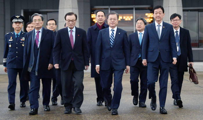 문재인 대통령, 한중일 정상회의 참석차 출국