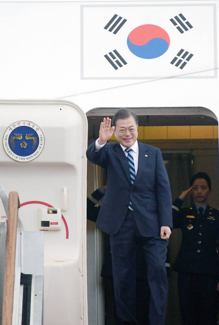 문재인 대통령, 한중일 정상회의 참석차 출국