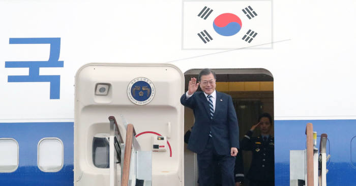 문재인 대통령, 한중일 정상회의 참석차 출국