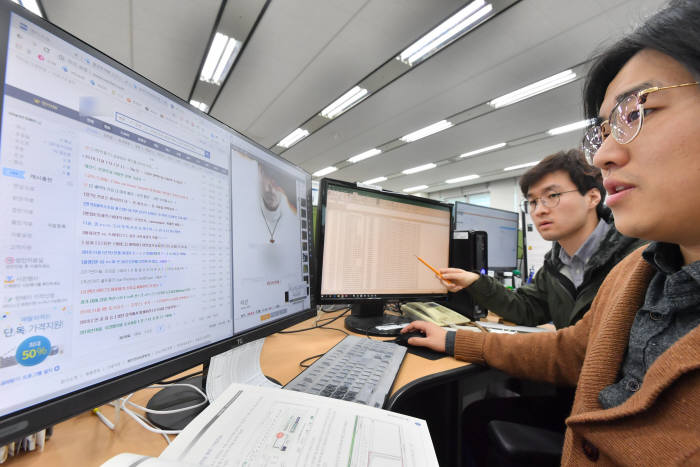 서울 상암동 한국저작권보호원 온라인 보호팀에서 웹하드상의 불법 저작물 모니터링을 하고 있다. 박지호기자 jihopress@etnews.com