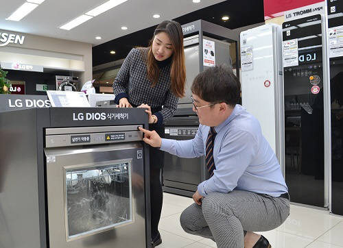 전자랜드 매장에서 소비자들이 식기세척기를 살펴보고 있다.