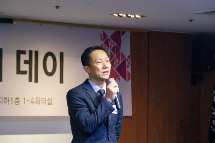 19일 서울 중구 한국정보화진흥원 서울사무소 회의실에서는 2019 오픈데이터 커뮤니티 데이 행사가 열렸다. 이헌중 NIA 공공데이터본부장이 행사취지를 밝히고 있다.