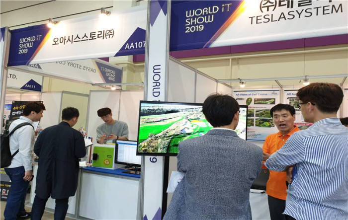 대전지역 우수 IT?SW기업들이 지난 4월 코엑스에서 열린 WORLD IT SHOW 2019에 참가해 바이어들에게 제품 설명을 하고 있다.