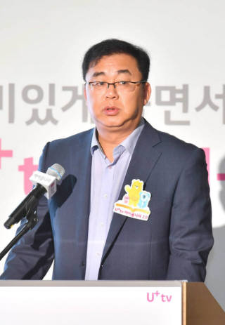 CJ헬로가 24일 오전 임시주주총회를 열고 상정 안건을 원안대로 모두 통과시켰다. 사명은 CJ헬로에서 LG헬로비전으로 바뀌고 송구영 LG유플러스 CJ헬로인수추진단장 부사장을 등기이사로 선임했다. LG헬로비전은 오후 2시 이사회를 열고 송 부사장을 대표이사로 선임할 예정이다.