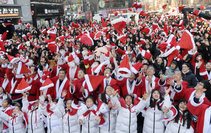 크리스마스를 하루 앞둔 24일 서울 서대문구 연세로에서 열린 2019 몰래산타 출정식에서 참석자들이 산타 모자를 던지며 퍼포먼스를 펼치고 있다. 사진=이동근기자