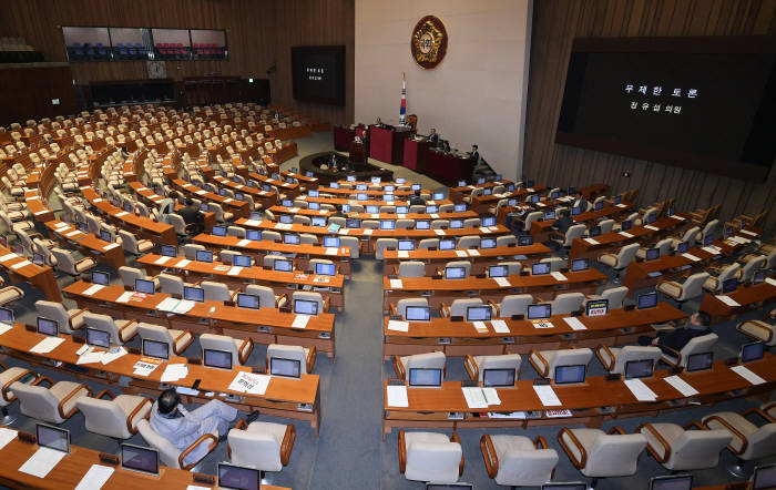 사흘째 이어진 필리버스터