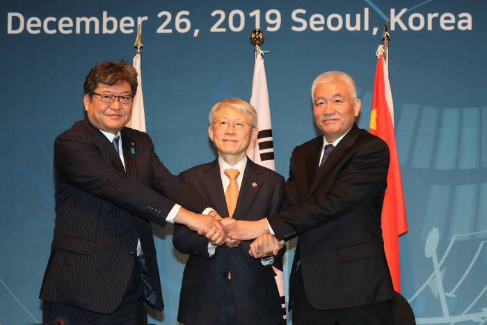 26일 오후 서울 중구 더플라자호텔에서 열린 제4차 한ㆍ중ㆍ일 과학기술장관회의에서 3국 장관들이 기념촬영을 하고 있다. 왼쪽부터 하기우다 고이치 일본 문부과학상, 최기영 과학기술정보통신부 장관, 중국 왕즈강 과학기술부장. 연합뉴스