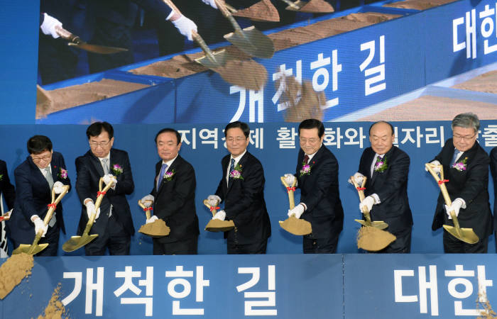 26일 빛그린산업단지에서 열린 광주형 일자리 광주글로벌모터스 기공식에서 성윤모 산업통상자원부 장관(왼쪽에서 4번째), 이용섭 광주시장(“ 5번째) 등이 시샵하고 있다.