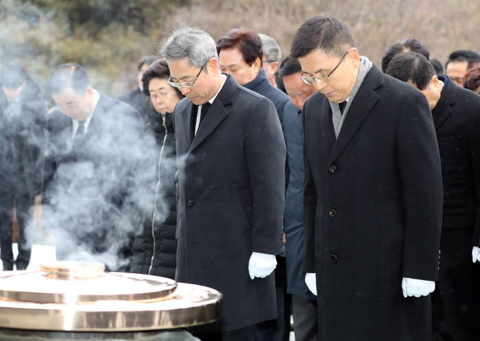 황교안 자유한국당 대표와 의원들이 2020년 새해 첫날인 1일 오전 서울 동작구 국립서울현충원을 방문, 분향한 뒤 묵념하고 있다. <연합뉴스>