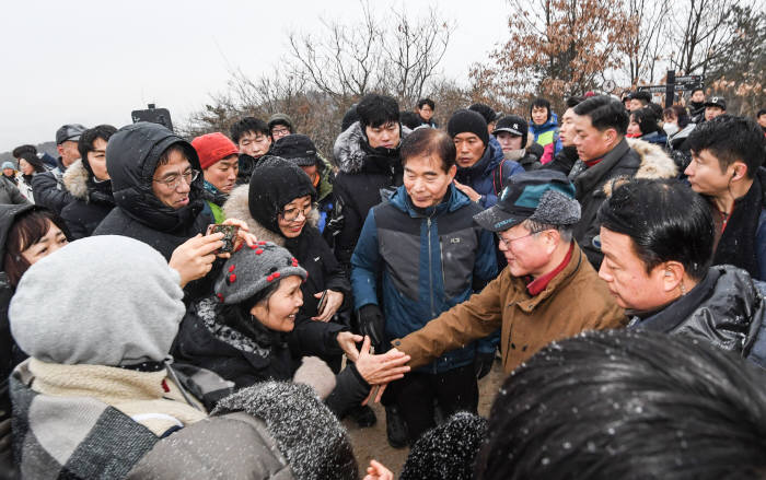 문재인 대통령은 1일 오전 6시40분께 2019년 의인들과 함께 경기 구리시 아천동 아차산을 올았다. 산행 중인 시민들과 악수를 나누고 있다<연합>